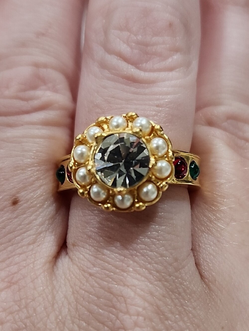 VINTAGE AVON SMITHSONIAN INSTITUTION "JEWELED" RING